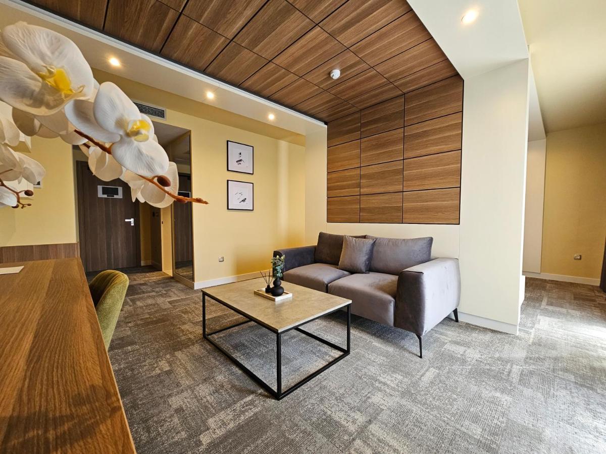 Hotel Etna Gracanica  Екстериор снимка