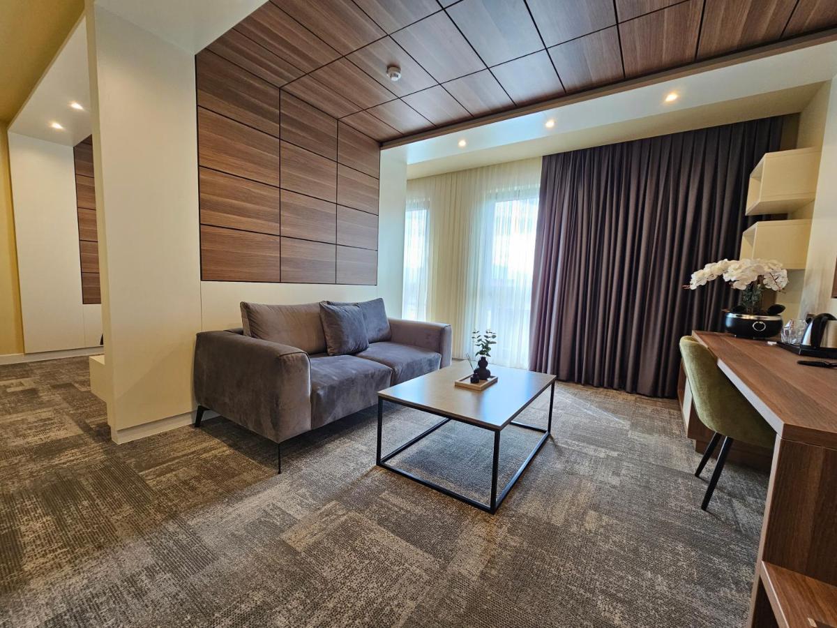Hotel Etna Gracanica  Екстериор снимка