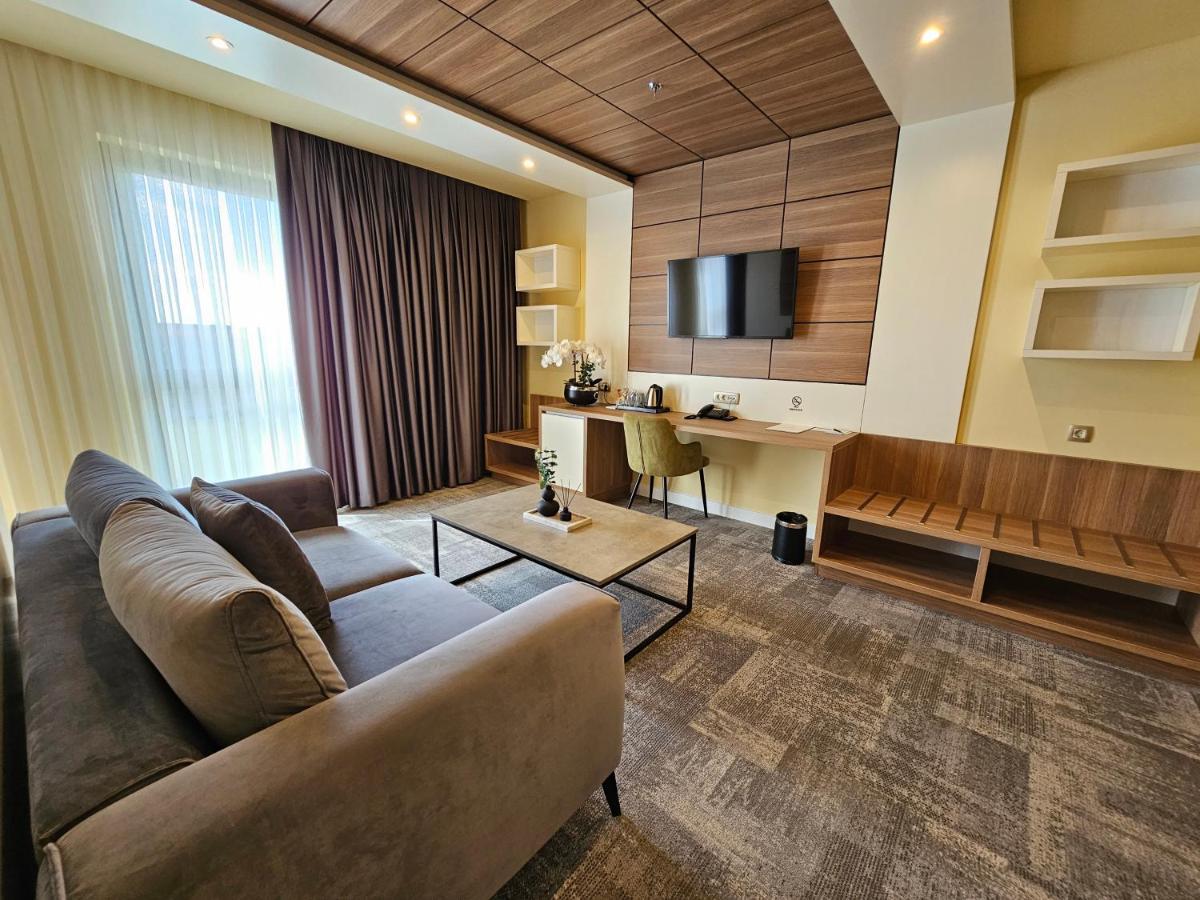 Hotel Etna Gracanica  Екстериор снимка