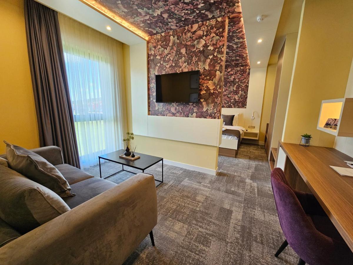 Hotel Etna Gracanica  Екстериор снимка